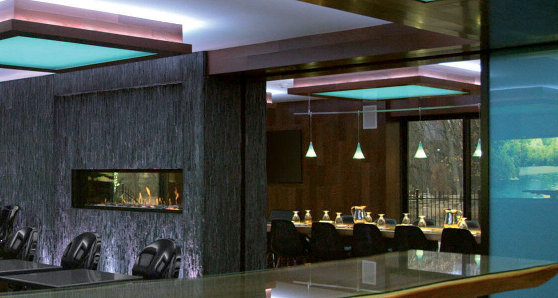 Salle de réunion avec éclairage design et foyer mural