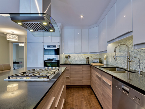 Cuisine contemporaine rénovée avec comptoir en granite