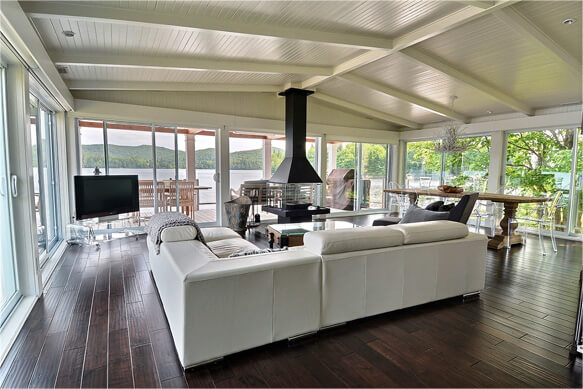 Salon terrasse avec vue sur le lac