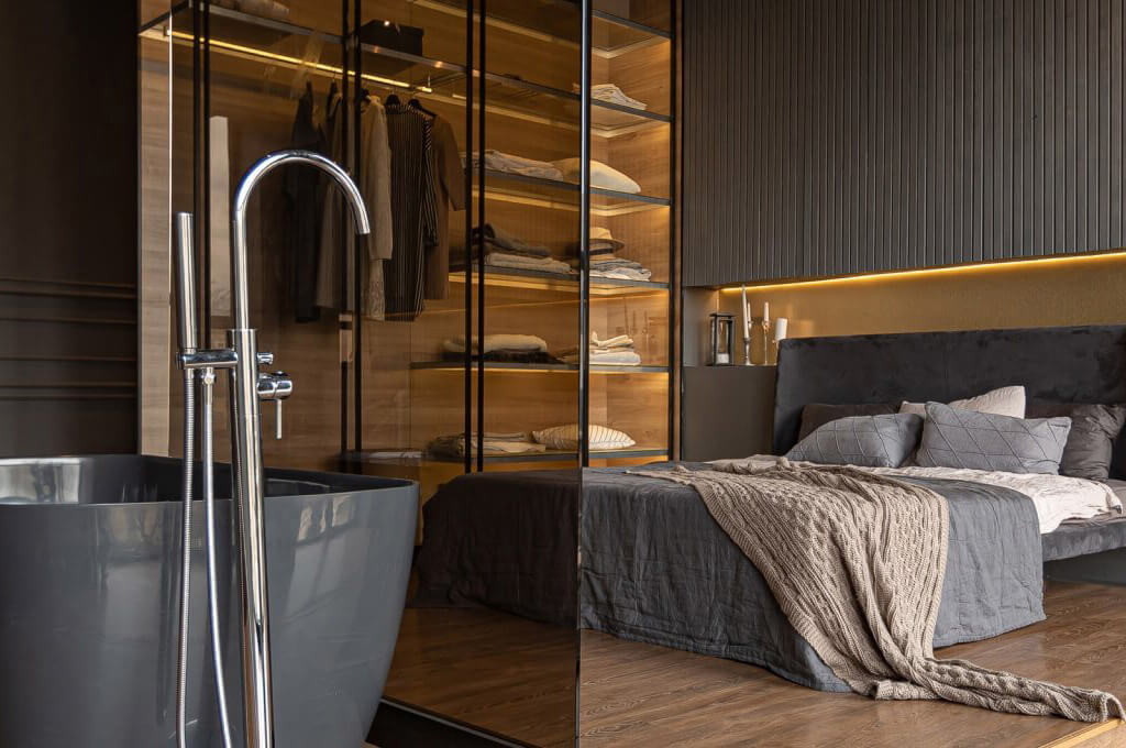 Suite parentale avec baignoire intégrée et design élégant